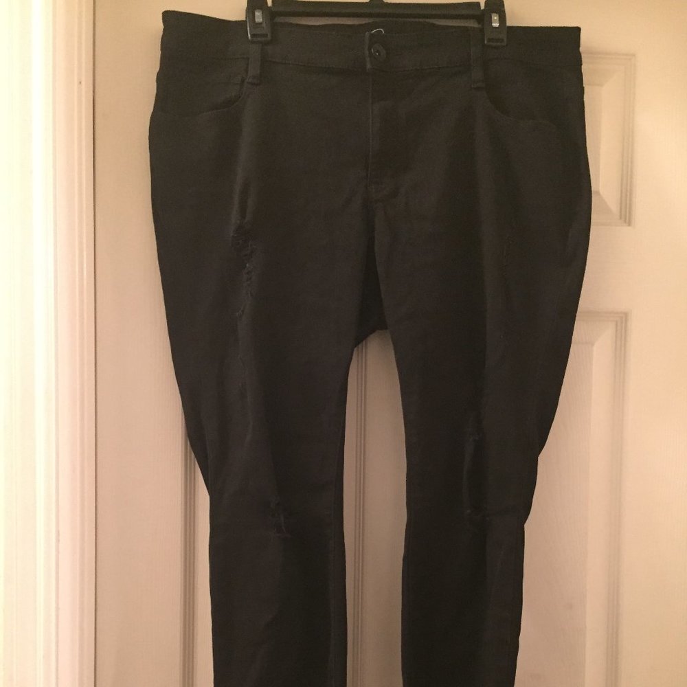 Distressed Plus-size Black Skinny Jean